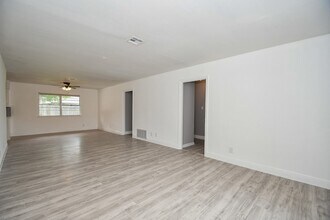 5330 Windswept Ln in Houston, TX - Building Photo - Building Photo