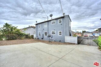 2061 W 104th St in Los Angeles, CA - Foto de edificio - Building Photo