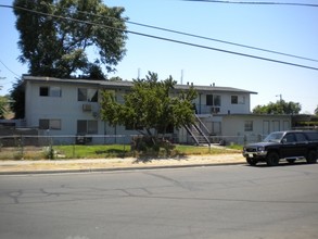 4710 E Huntington Ave in Fresno, CA - Foto de edificio - Building Photo