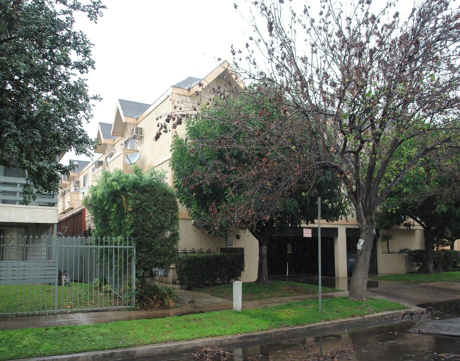 5269 Satsuma Ave in North Hollywood, CA - Building Photo