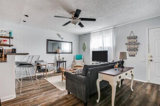 1327 Ave M 1/2-Unit -6 in Galveston, TX - Building Photo - Building Photo