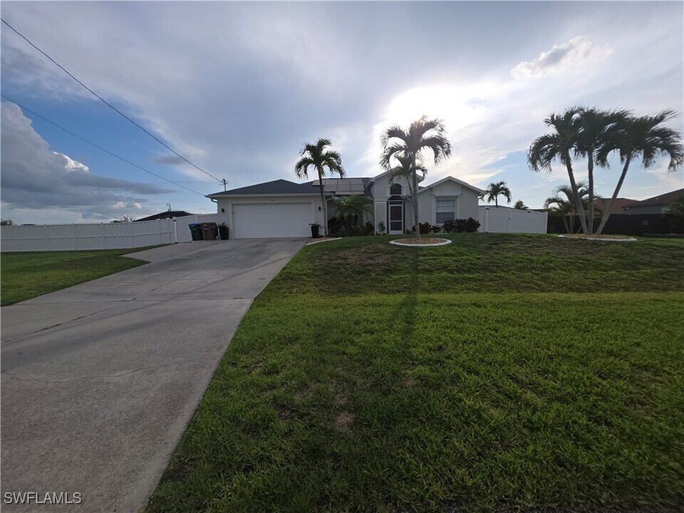 610 NW 36th Pl in Cape Coral, FL - Building Photo