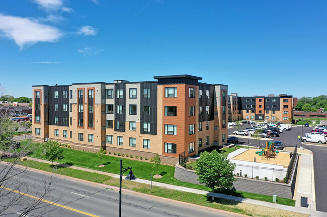 Sonder House Apartments in Brooklyn Center, MN - Foto de edificio - Building Photo