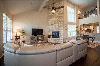 1215 Davis St in Taylor, TX - Building Photo - Building Photo