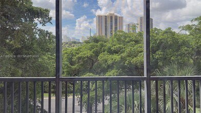 3301 N Country Club Dr in Miami, FL - Building Photo - Building Photo