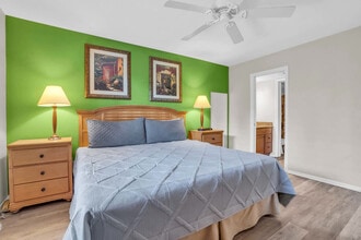 600 Neapolitan Way in Naples, FL - Building Photo - Building Photo