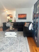 8 Chartier Cir in Newport, RI - Foto de edificio - Building Photo