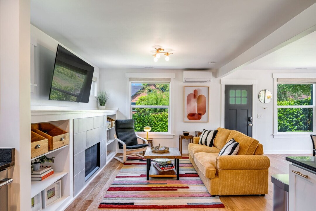 8504 Edgewest Dr NW in Seattle, WA - Building Photo