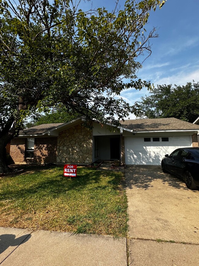 property at 1807 Elmwood Ln