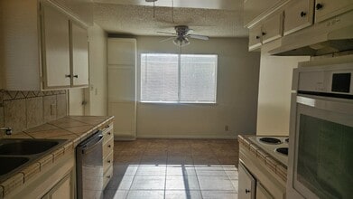 956 W Antonio Dr in Clovis, CA - Building Photo - Building Photo