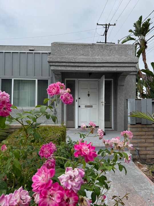 299 N Lowena Dr in Long Beach, CA - Foto de edificio