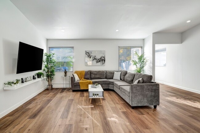 22998 Valerio St in Los Angeles, CA - Building Photo - Building Photo