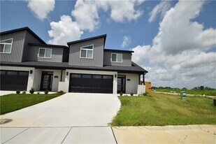 460 Azurite Rd in Centerton, AR - Building Photo