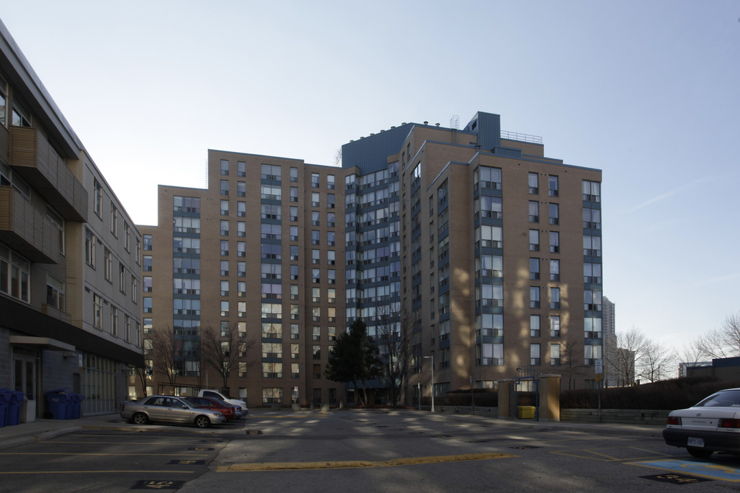 Weaver's Hill in Mississauga, ON - Building Photo