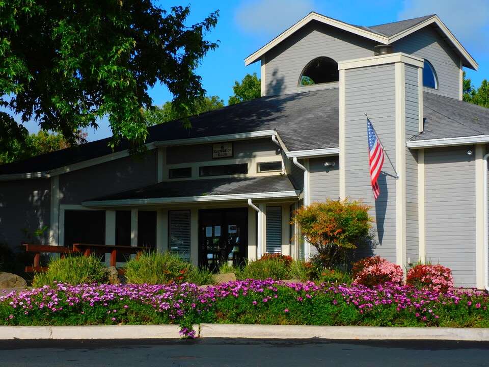 Creek Park Village 55+ Senior Community in Clovis, CA - Building Photo