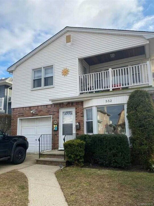 552 E Walnut St in Long Beach, NY - Building Photo