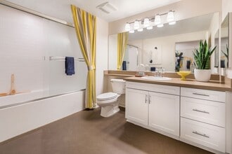 Gateway Apartment Homes in Orange, CA - Foto de edificio - Building Photo