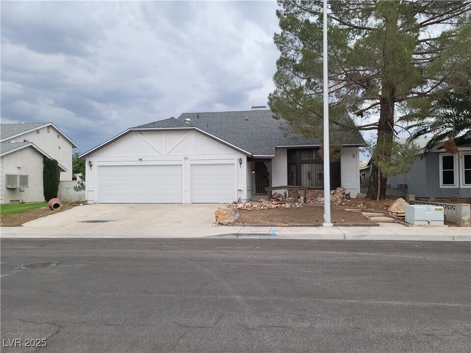 321 S Bent Creek Dr in Las Vegas, NV - Building Photo