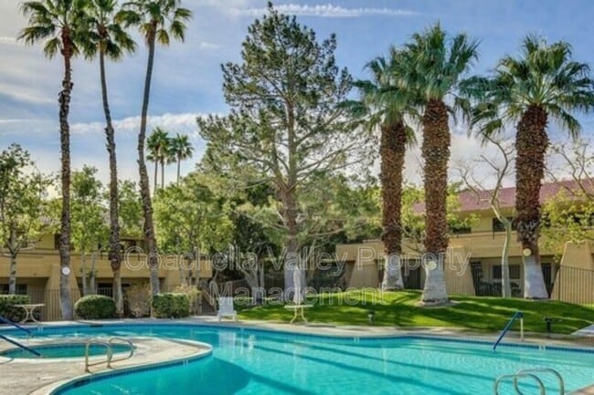 675 Los Felices Cir W in Palm Springs, CA - Building Photo - Building Photo