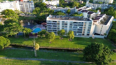 7051 Environ Blvd in Lauderhill, FL - Foto de edificio - Building Photo