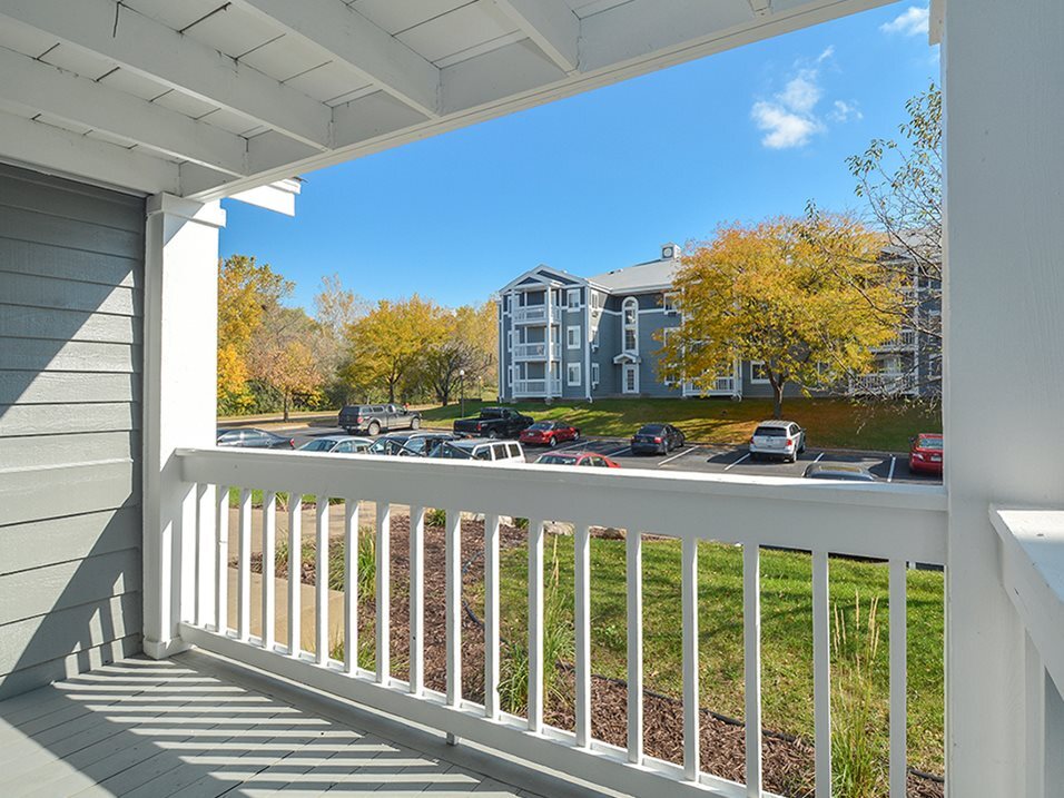 Royal Oaks Apartments in Eagan, MN - Building Photo