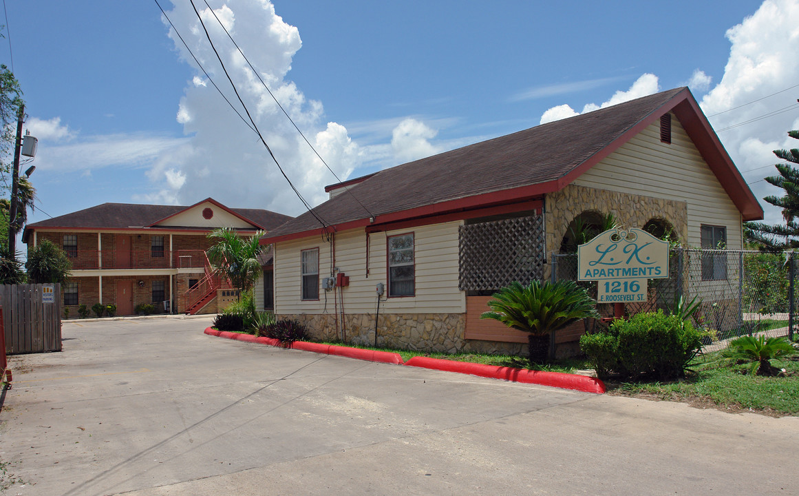 L K apartment in Brownsville, TX - Foto de edificio