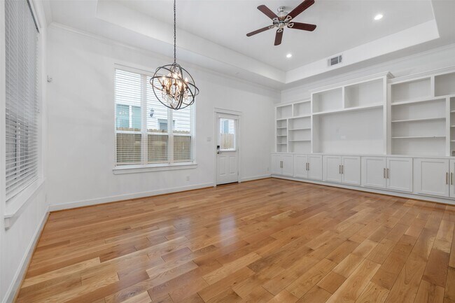 property at 902 W 20th St