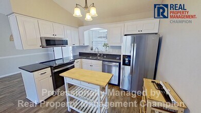 248 S Creek Dr in Jacksonville, NC - Building Photo - Building Photo