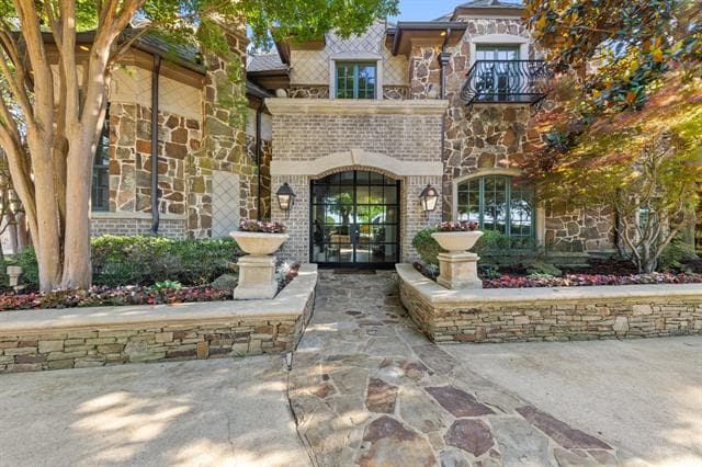 property at 2 Terrabella Ln