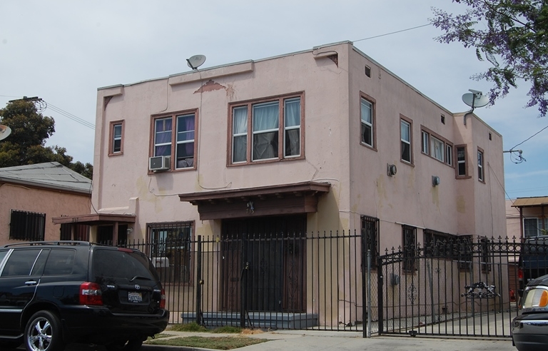 735 W 52nd Pl in Los Angeles, CA - Building Photo