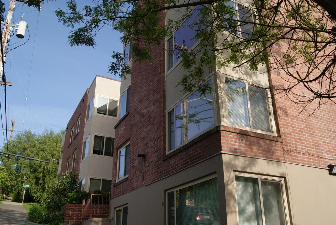 Norman Apartments in Seattle, WA - Building Photo