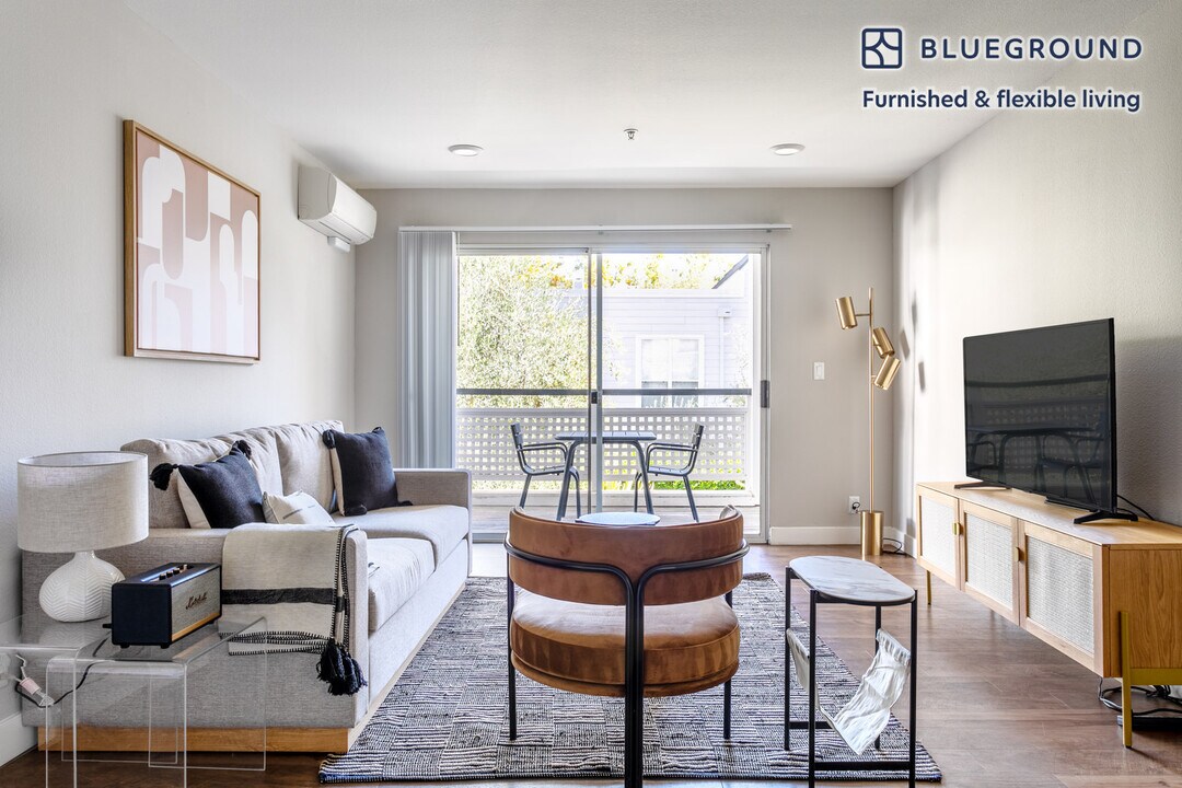 900 High School Way in Mountain View, CA - Building Photo