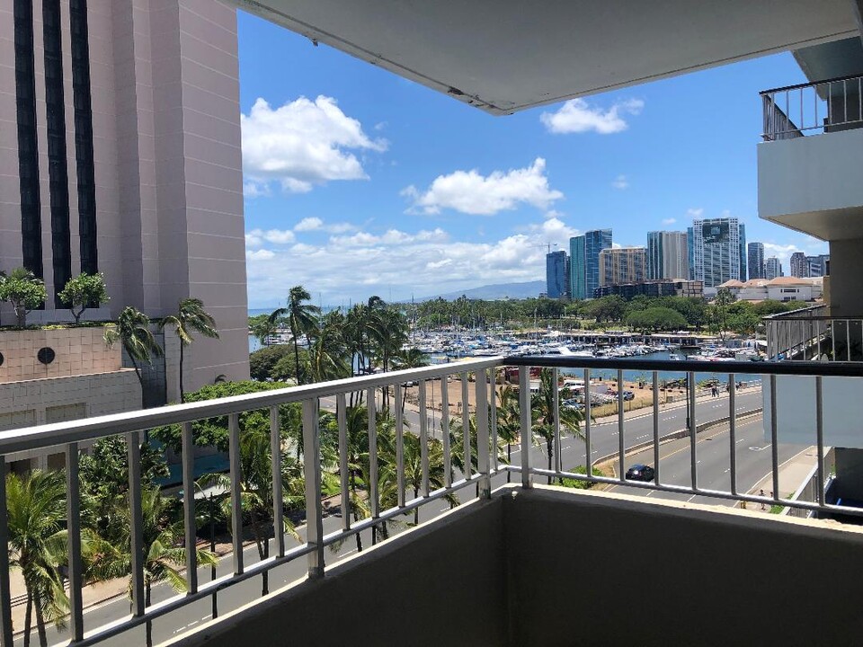 1690 Ala Moana Blvd in Honolulu, HI - Building Photo