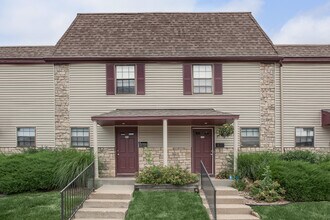 Sheridan Ridge Townhomes in Overland Park, KS - Building Photo - Building Photo