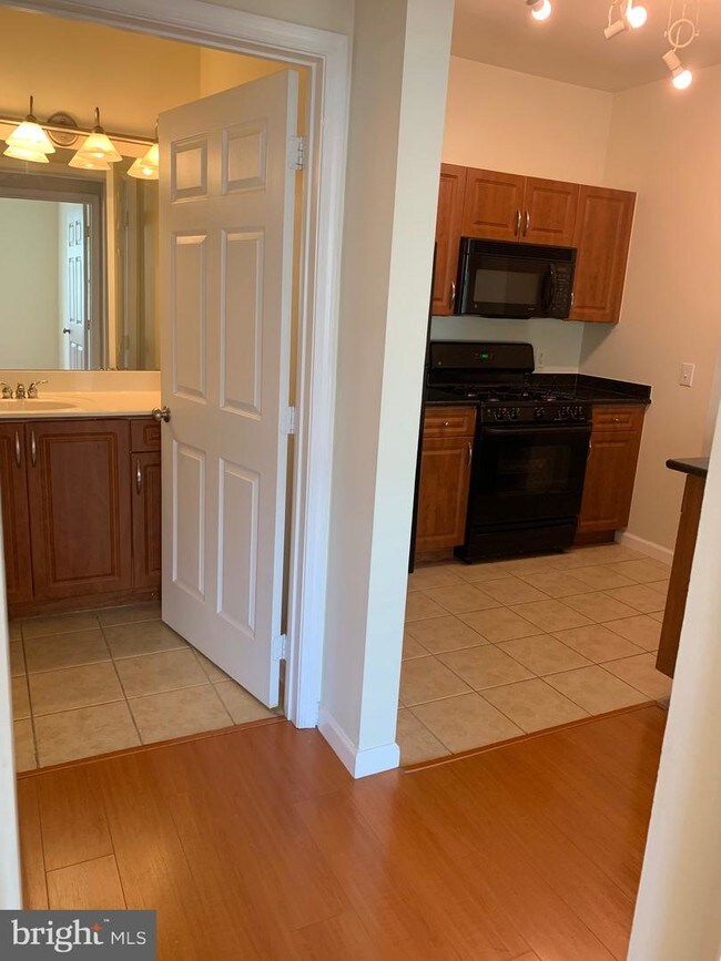 12913 Centre Park Cir-Unit -411 in Herndon, VA - Building Photo - Building Photo