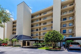 2700 Cove Cay Dr in Clearwater, FL - Building Photo