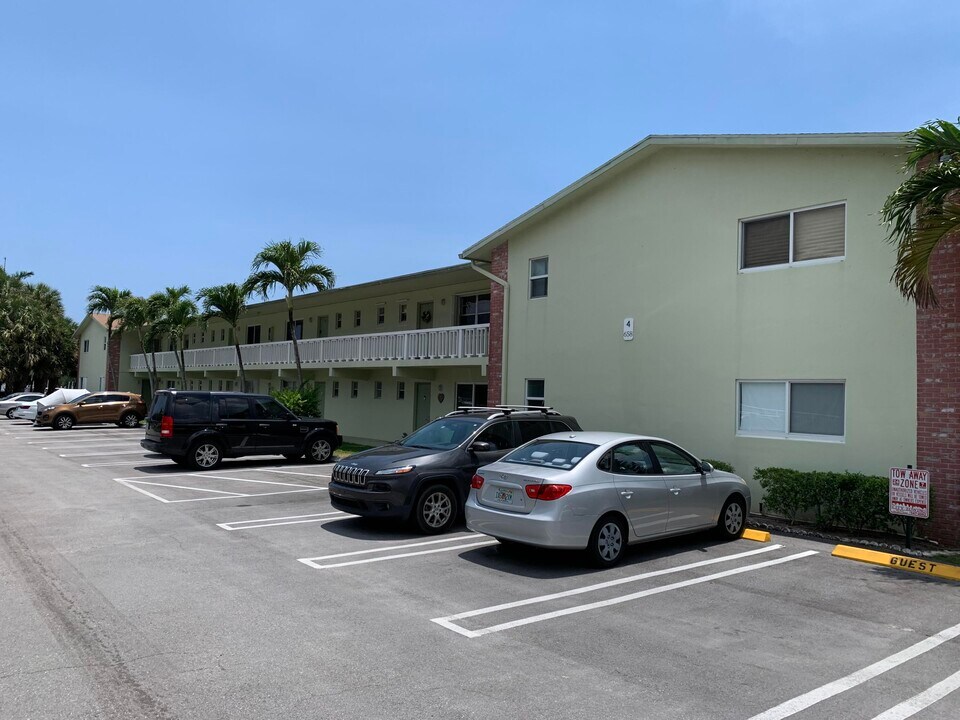 658 NE 6th Ct in Boynton Beach, FL - Building Photo