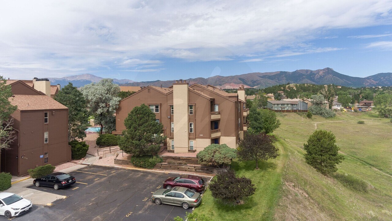 128 W Rockrimmon Blvd in Colorado Springs, CO - Foto de edificio