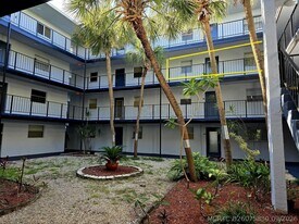 2860 Somerset Dr in Lauderdale Lakes, FL - Building Photo