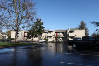 Parkwood Apartments in Turlock, CA - Foto de edificio - Building Photo