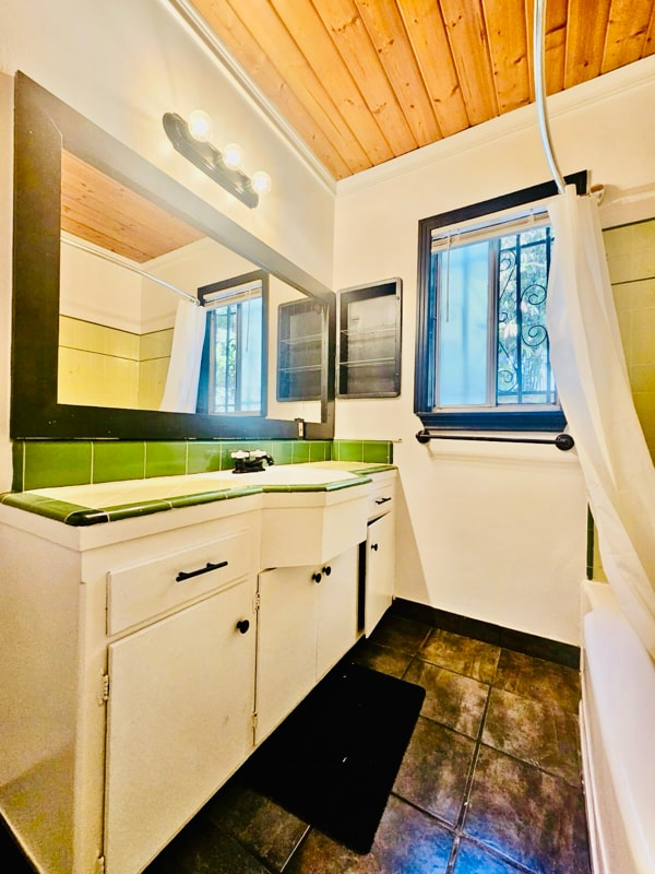 1850 N La Brea Ave in Los Angeles, CA - Foto de edificio - Building Photo