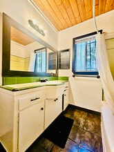 1850 N La Brea Ave in Los Angeles, CA - Foto de edificio - Building Photo