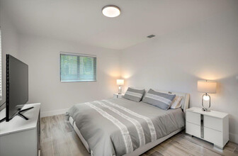 70 NW 47th Ter in Miami, FL - Foto de edificio - Building Photo