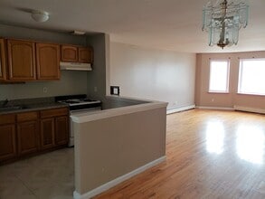 176 Beach 97th St, Unit steps to the ocean in Far Rockaway, NY - Foto de edificio - Building Photo