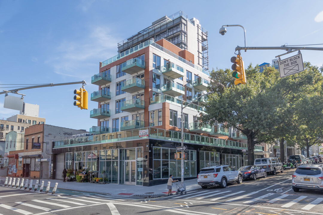 Crescent Tower in Long Island City, NY - Building Photo