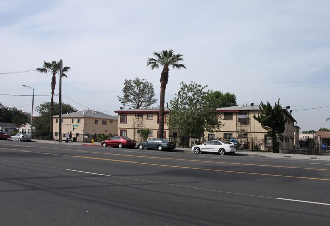 13988-14000 Foothill Blvd in Sylmar, CA - Building Photo - Building Photo