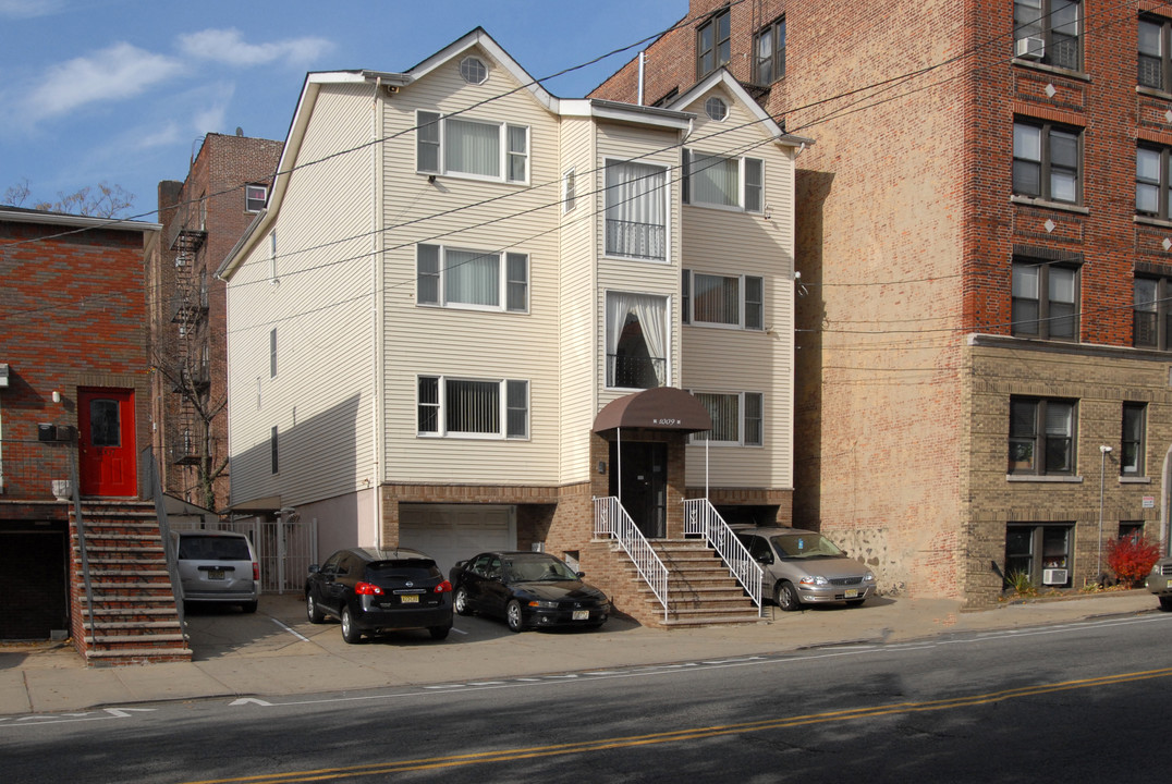 1109 Palisade Ave in Union City, NJ - Building Photo