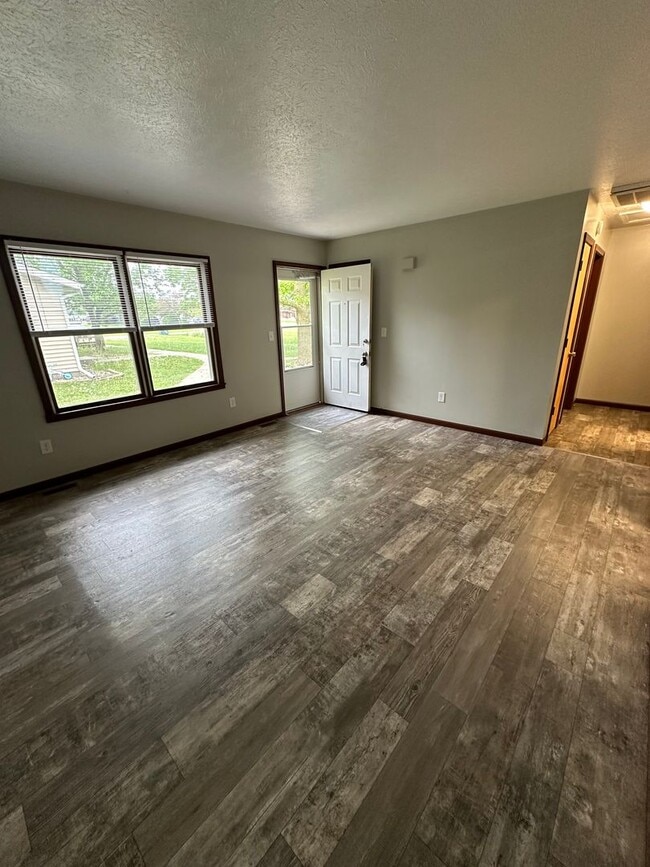 206 E Lynwood Dr in Syracuse, IN - Building Photo - Building Photo
