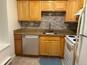 32 Candlewood Dr in South Windsor, CT - Building Photo - Building Photo