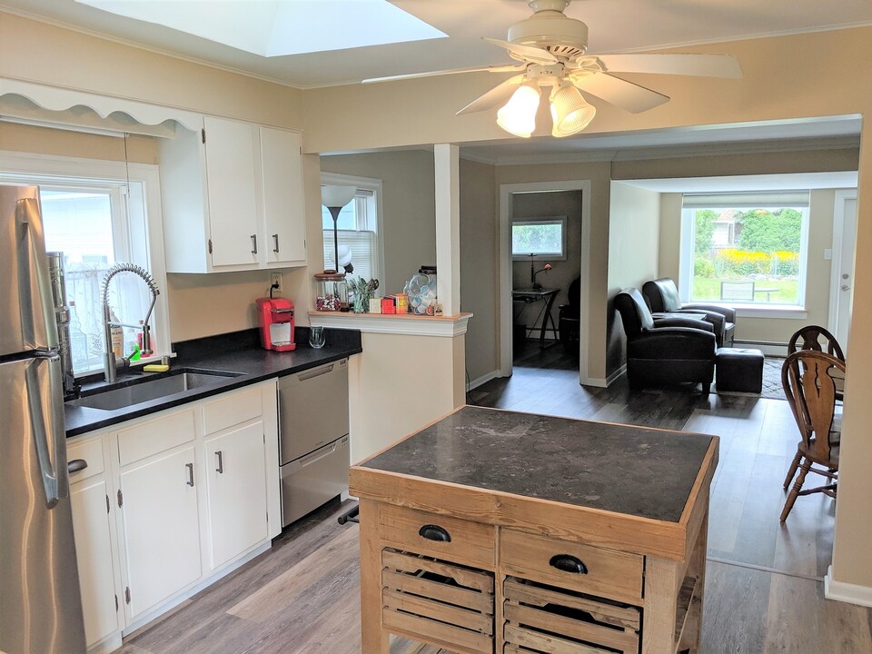 2402 N 2nd Ln in Oconomowoc, WI - Building Photo